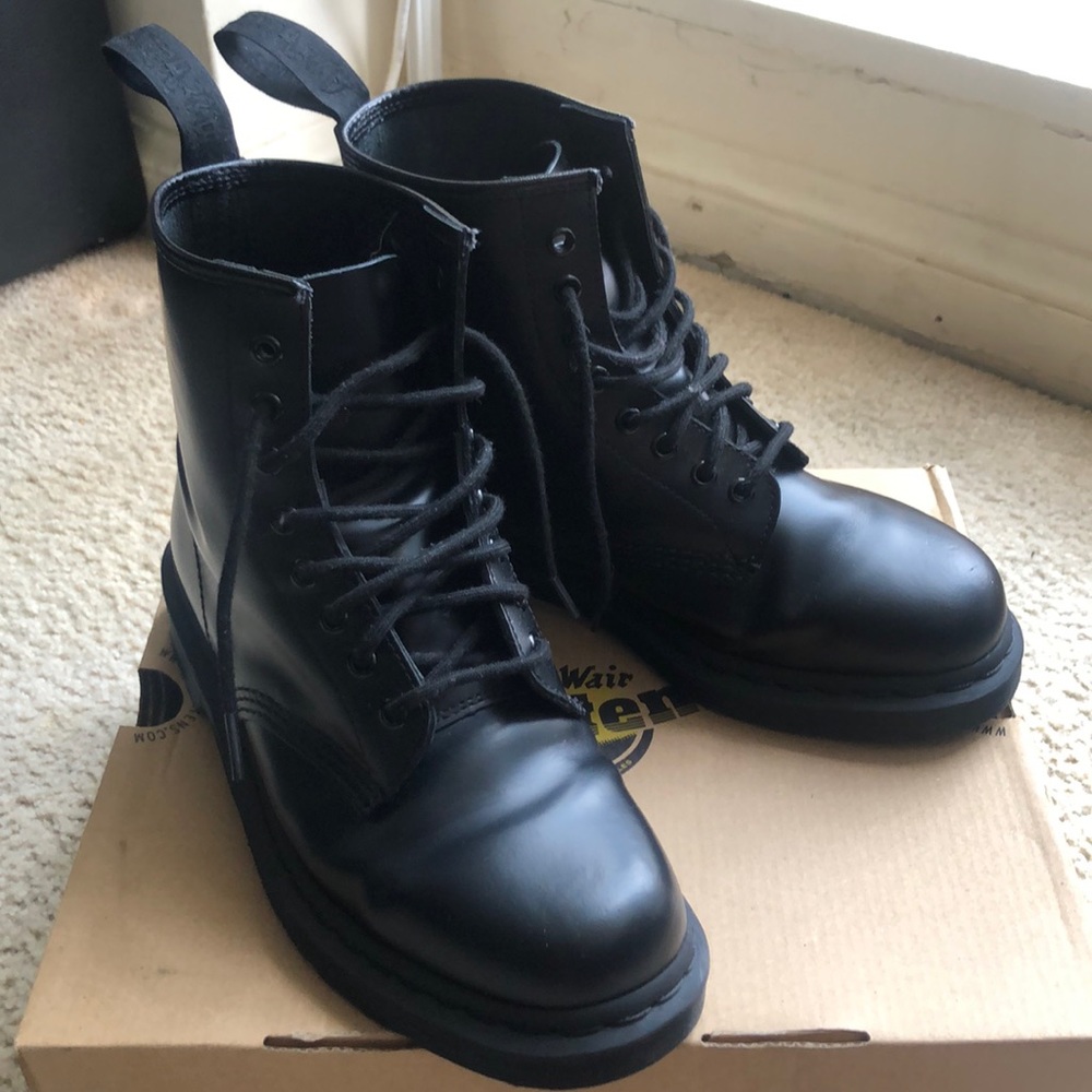 1460 MONO Dr. AirWair Martens. US M 9 and US W 10
